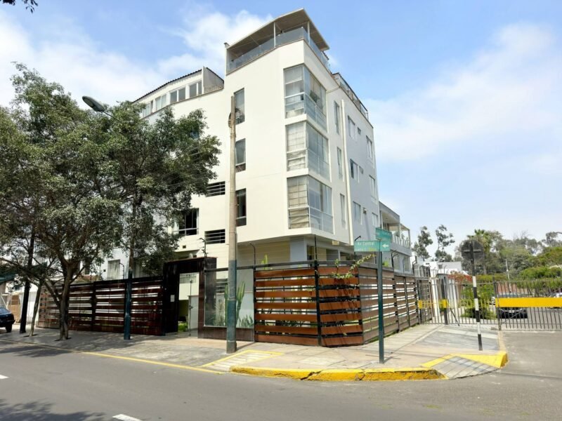DÚPLEX EN VENTA EN MONTERRICO SURCO